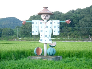 <p>写真:田んぼを守るかかし</p>