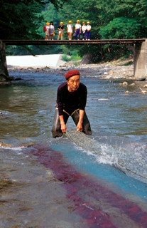 <p>写真:銘仙流し<br />
(提供:(一財)埼玉伝統工芸協会)</p>