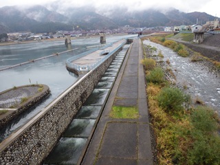 <p>写真:鳴鹿大堰魚道(福井県永平寺町)</p>