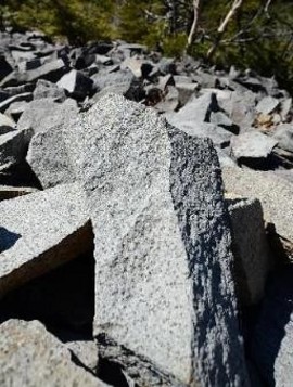 <p>写真:甲武信岳山頂付近のひん岩</p>