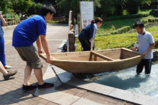 写真：博物館実習を受けている実習生たち