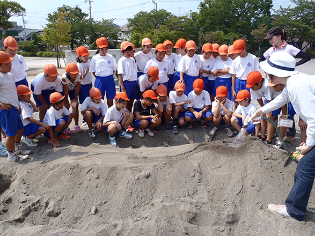 写真：体験学習・出張授業を受けている小学生たち