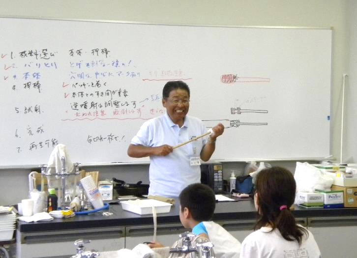 過去の「竹の水鉄砲づくり」の様子