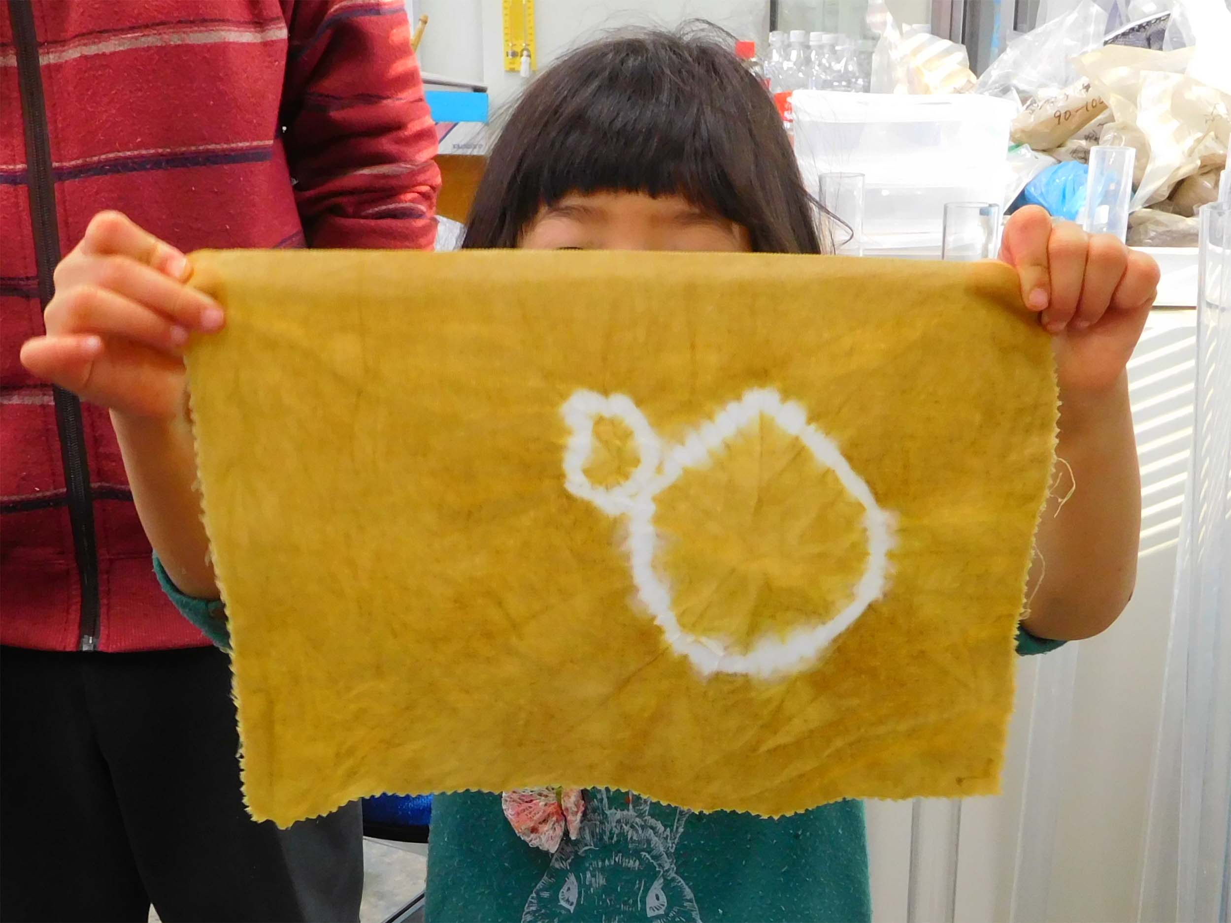 タマネギの皮で染めた後、まだ濡れた状態では鮮やかな色です。