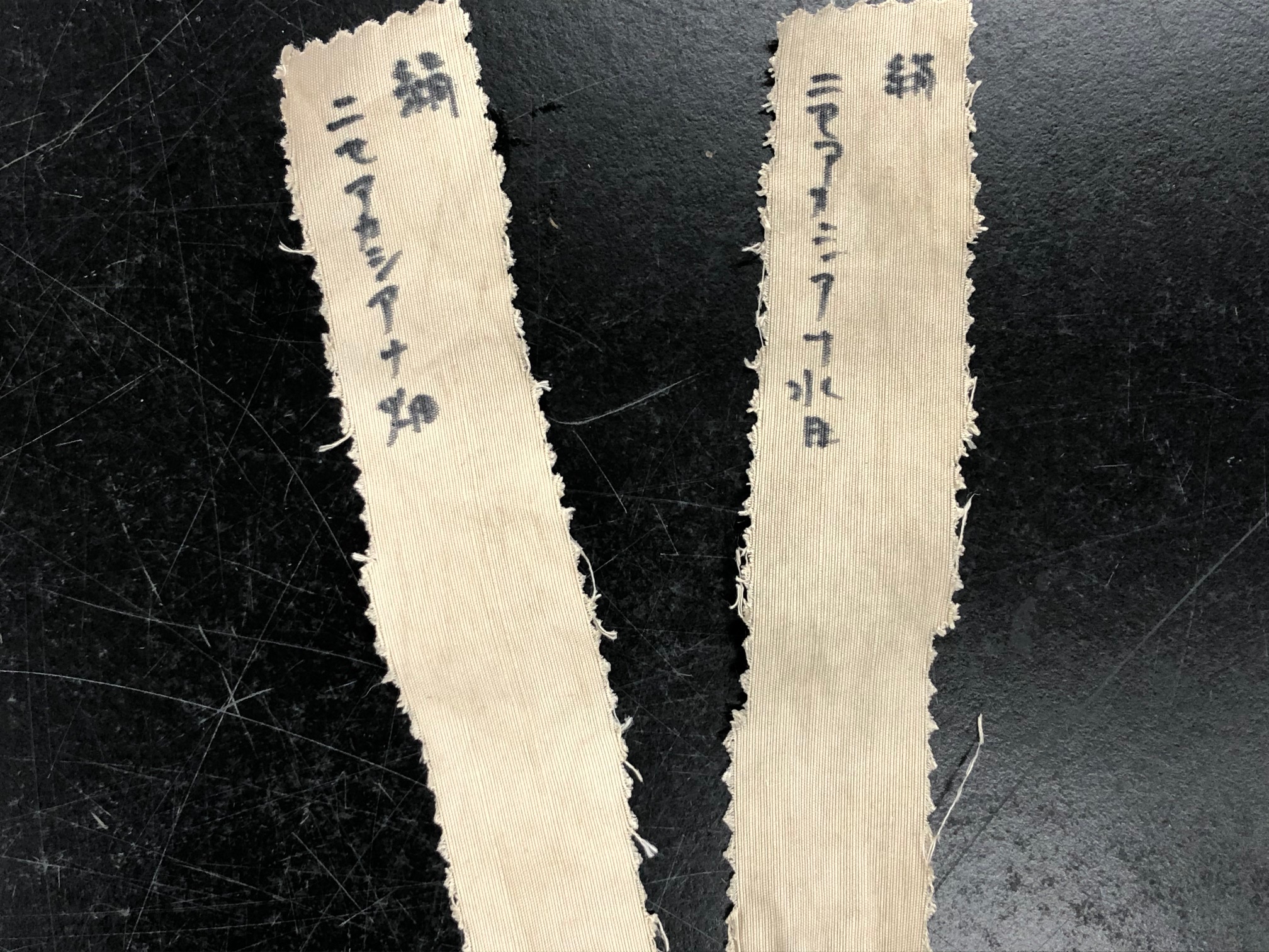 ニセアカシアの花で染めました。媒染剤のちがいで、色味が少し異なります。