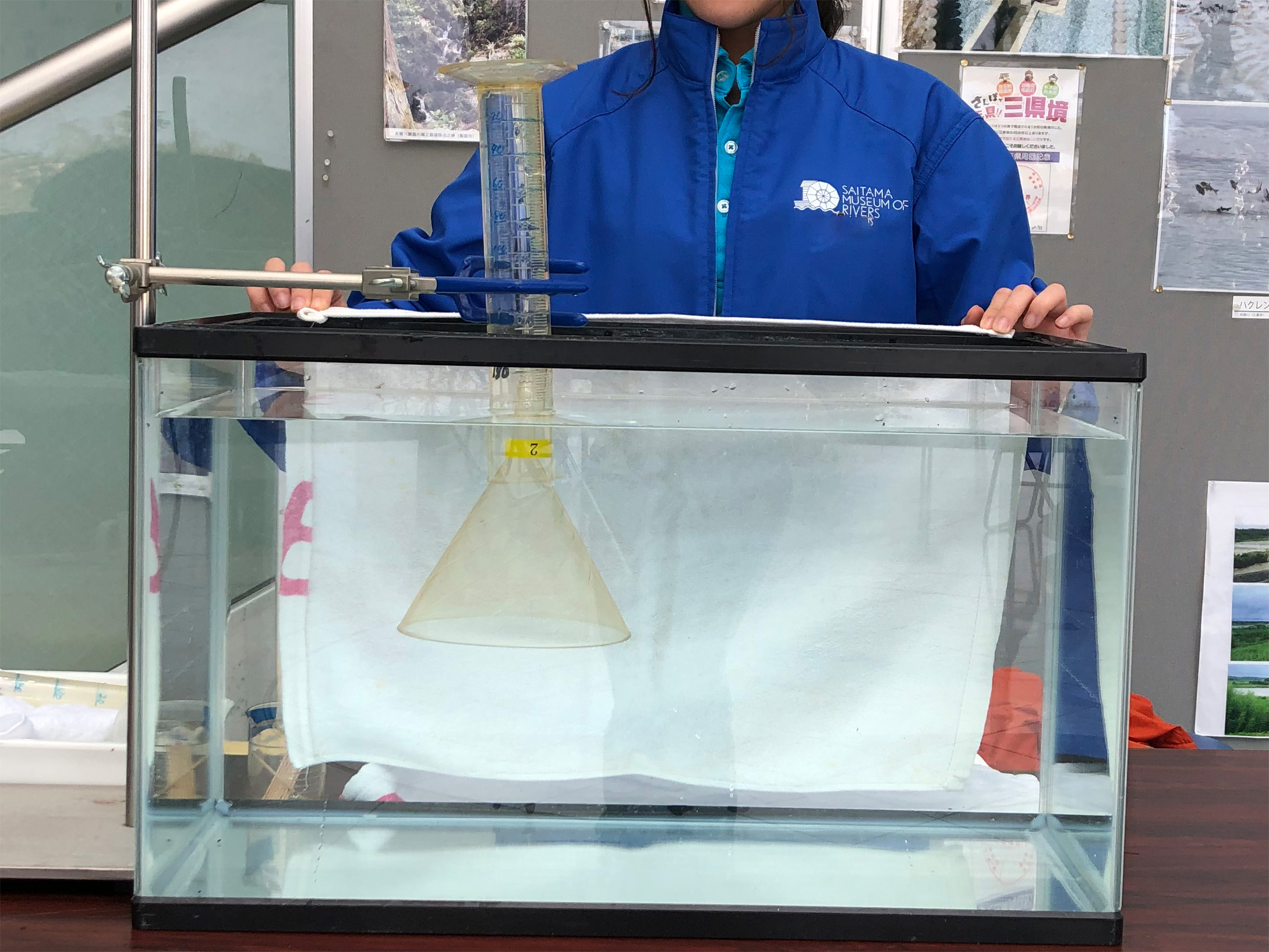 水槽を使って土のすきまを調べます♪