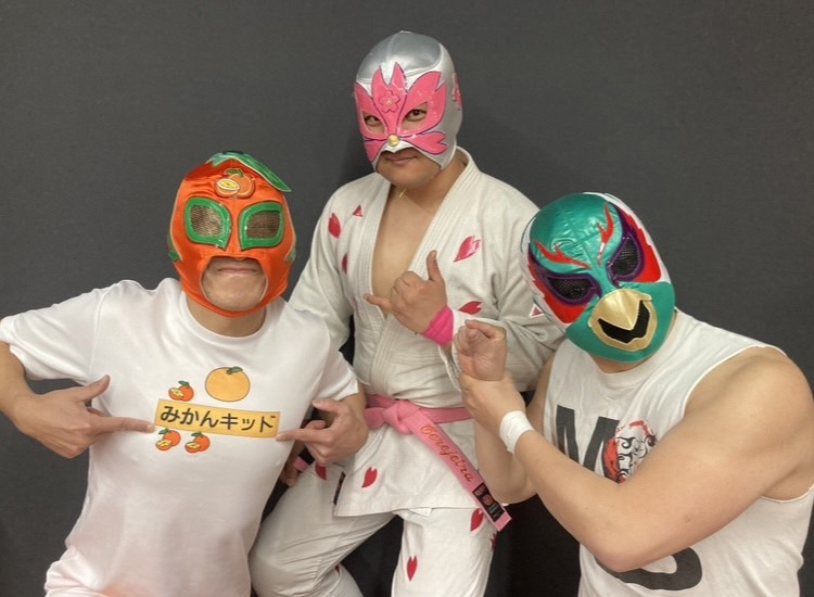 左から:みかんキッド、桜の戦士セレジェイラ、キジの戦士ファイサオ