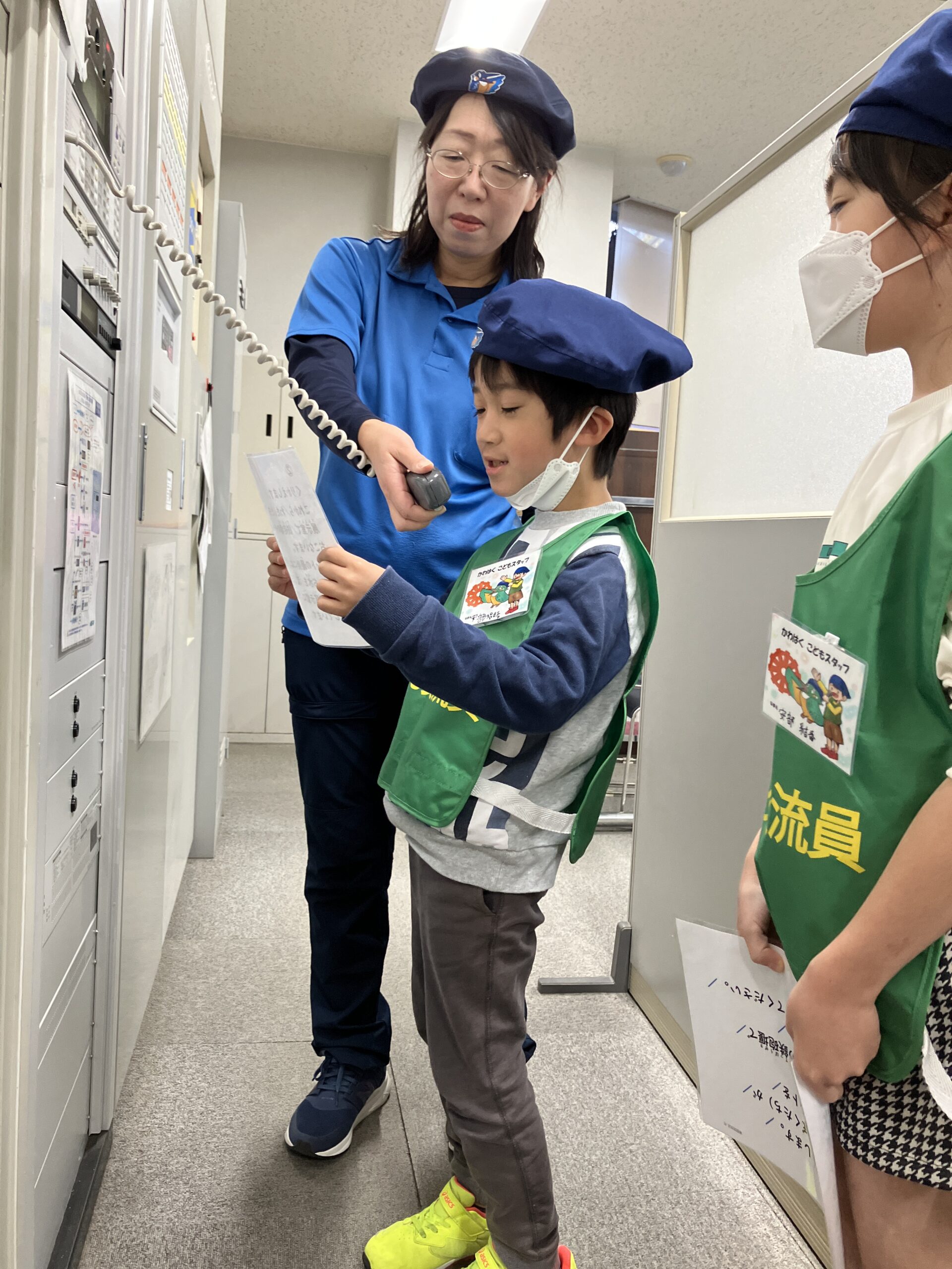 館内放送を体験します。